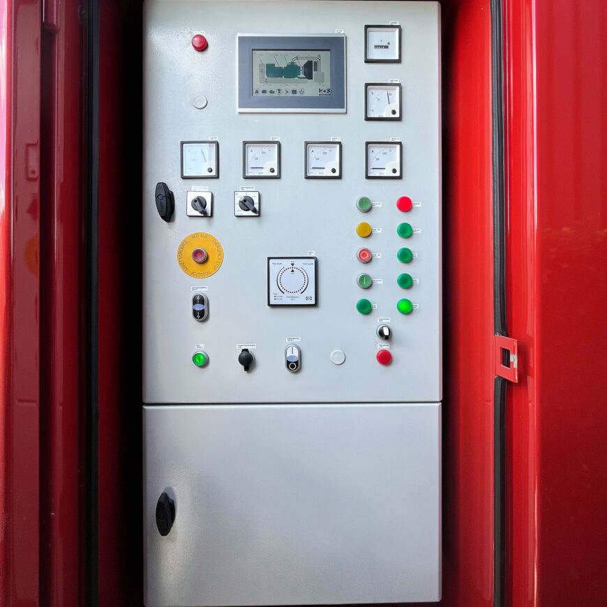 During the summer months, greenhouses require up to 2.6 MWh of energy daily to stay cool and dry. The energy management system consists of a grid connection, a PV system, and a battery. Image: HOB Aggregaten 20250830_113902982_iOS_bearb_web